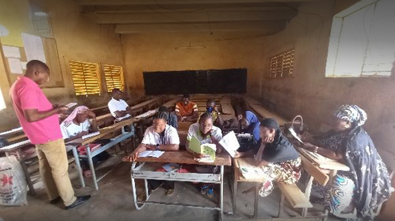cours d’alphabétisation en Afrique de l’Ouest