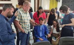Missionnaires en Afrique de l’Ouest priant les uns pour les autres