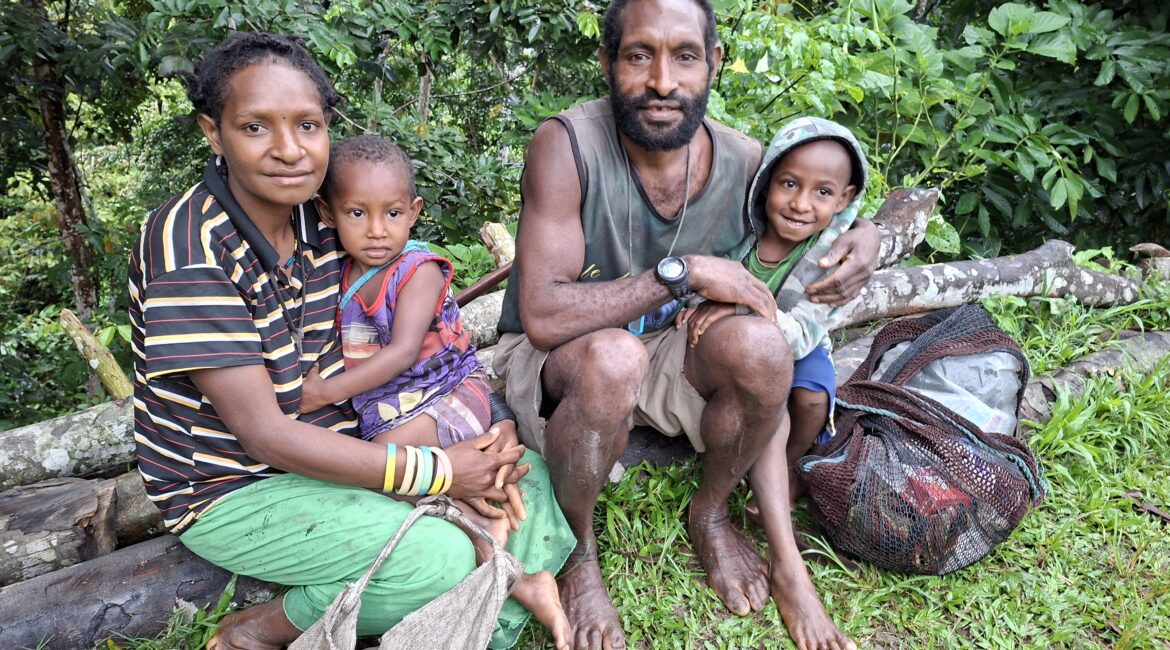 Faimpat, sa femme et leurs enfants