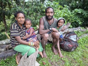 Faimpat, sa femme et leurs enfants