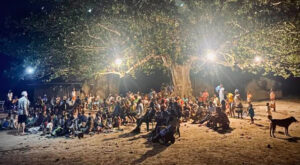 Une communauté se rassemble pour écouter un enseignement biblique en Afrique de l’Ouest