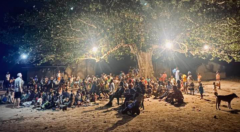 Une communauté se rassemble pour écouter un enseignement biblique en Afrique de l’Ouest