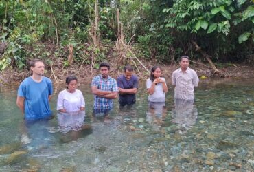 Sept croyants Taliabo baptisés lors d’une joyeuse célébration